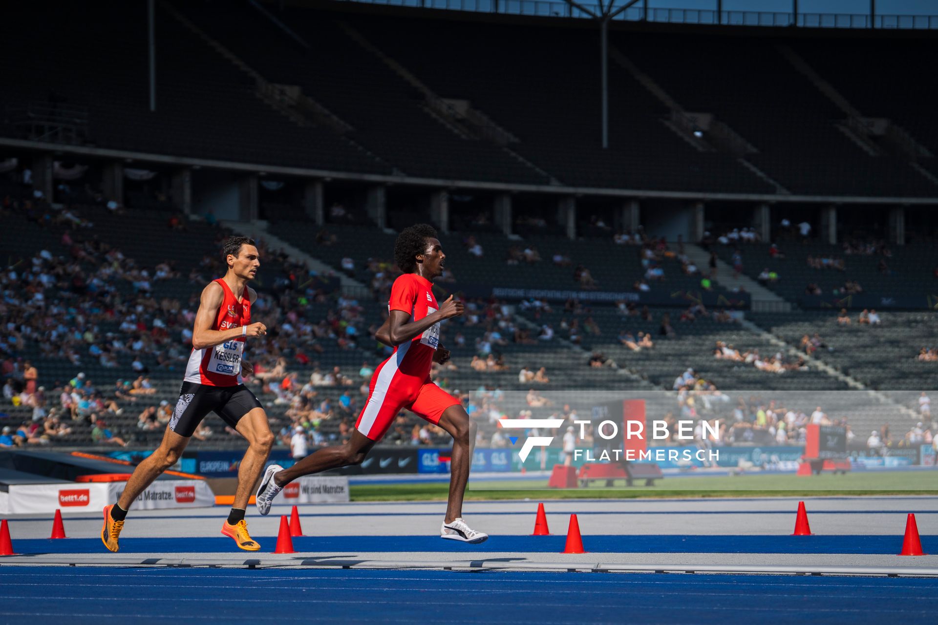 Mohamed Mohumed (LG Olympia Dortmund) vor Christoph Kessler (LG Region Karlsruhe) und Marius Probst (TV Wattenscheid 01) ueber 1500m waehrend der deutschen Leichtathletik-Meisterschaften im Olympiastadion am 26.06.2022 in Berlin